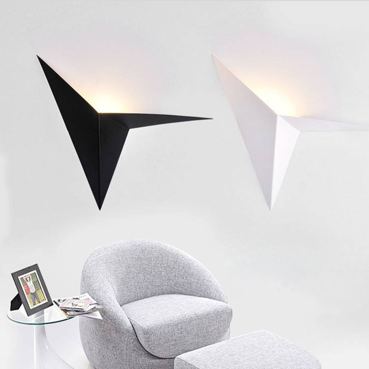 Creatieve smeedijzeren speciaal gevormde driehoekige wandlamp Nordic Minimalistische slaapkamer Nachtkastje Studie Hotelkamer Spiegelkoplamp