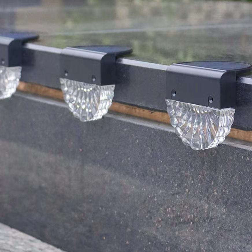 Warm Wit LED Solar Lamp Pad Trap Outdoor Tuinverlichting Zonne-energie Balkon Licht Decoratie voor Patio Trap Hek goederen
