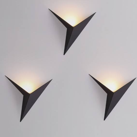 Creatieve smeedijzeren speciaal gevormde driehoekige wandlamp Nordic Minimalistische slaapkamer Nachtkastje Studie Hotelkamer Spiegelkoplamp