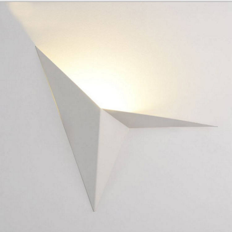 Creatieve smeedijzeren speciaal gevormde driehoekige wandlamp Nordic Minimalistische slaapkamer Nachtkastje Studie Hotelkamer Spiegelkoplamp