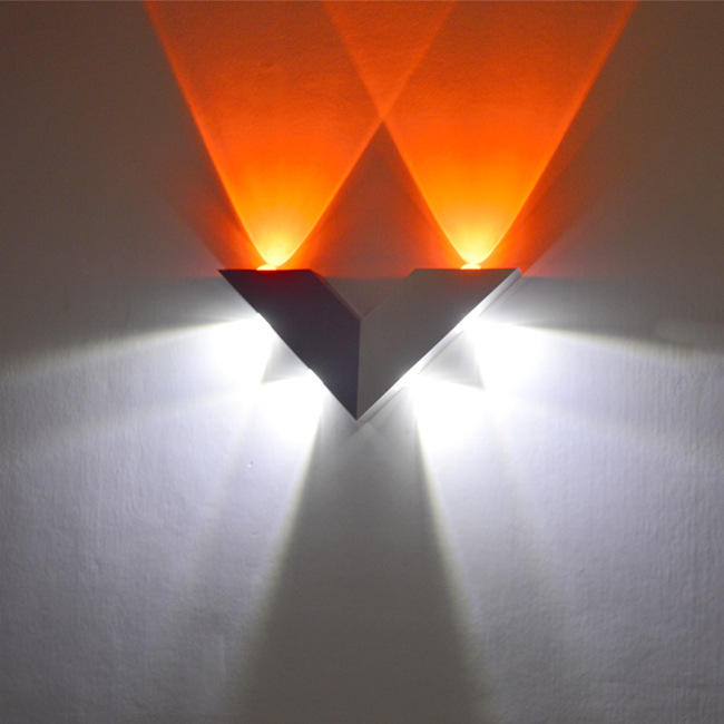 Nieuwe moderne driehoekige aluminium lamp binnen wandlamp 6 LED V-vorm blaker