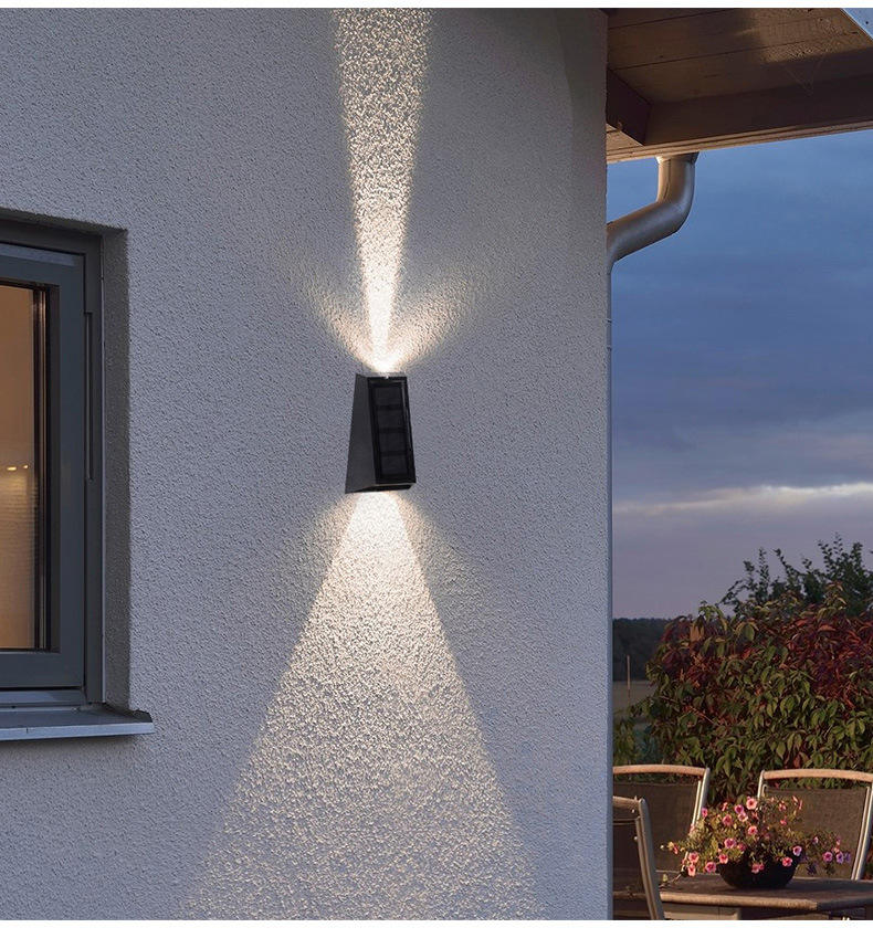 Op en neer LED Solar Light Powered Charge Outdoor Waterdichte verlichting Wandlampen Tuin