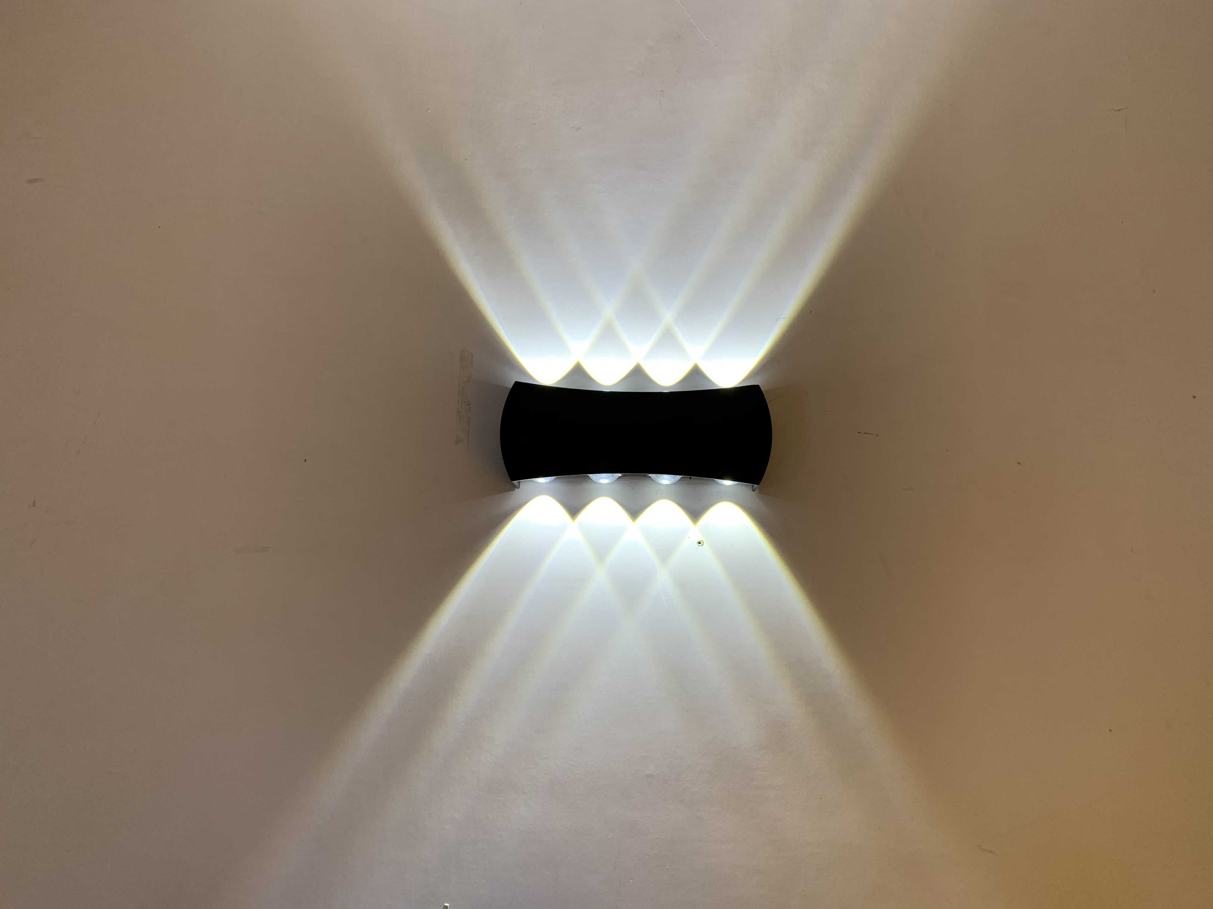 De voordelen en voordelen van wandlampen op zonne-energie voor buitenverlichting